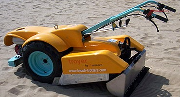 La Unicorn Troyer es una máquina ideal para la limpieza de calidad y precisión en los lugares más delicados de las playas como son en zonas de descanso entre las sombrillas y las hamacas.